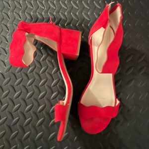 Red scallop heel strappy sandals 9